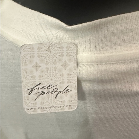 White/Ivory Free people Top with pockets! This t shirt is about mid thigh! - Picture 3 of 7